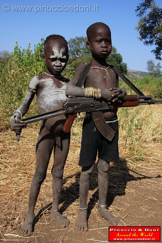 Ethiopia - Tribu etnia Mursi - 12 - Bimbi con kalashnikov.jpg